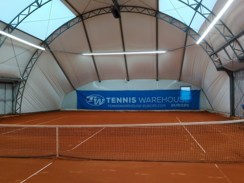 Sanplatz-Tennis im der Halle